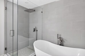 Douche, sèche-cheveux, serviettes fournies, savon