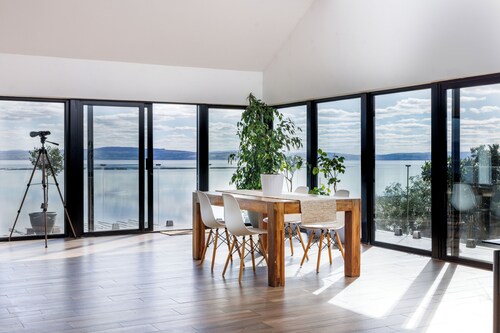 Seaview Grove: Wild Atlantic Way Luxury Escape with 180° views over Lough Foyle.