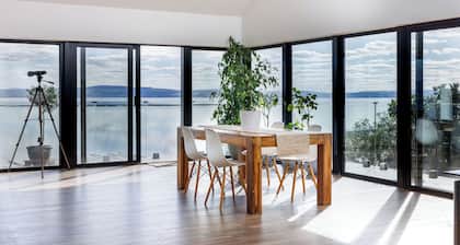 Seaview Grove: Wild Atlantic Way Luxury Escape with 180° views over Lough Foyle.