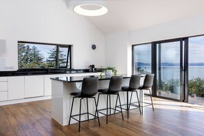 Frigorífico, microondas, horno y lavavajillas