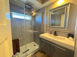 Hair dryer, towels, soap, shampoo - Dreamcatcher Townhouse (Eureka Springs)
