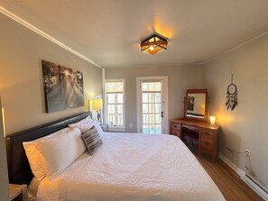 2 dormitorios, tabla de planchar con plancha, ropa de cama