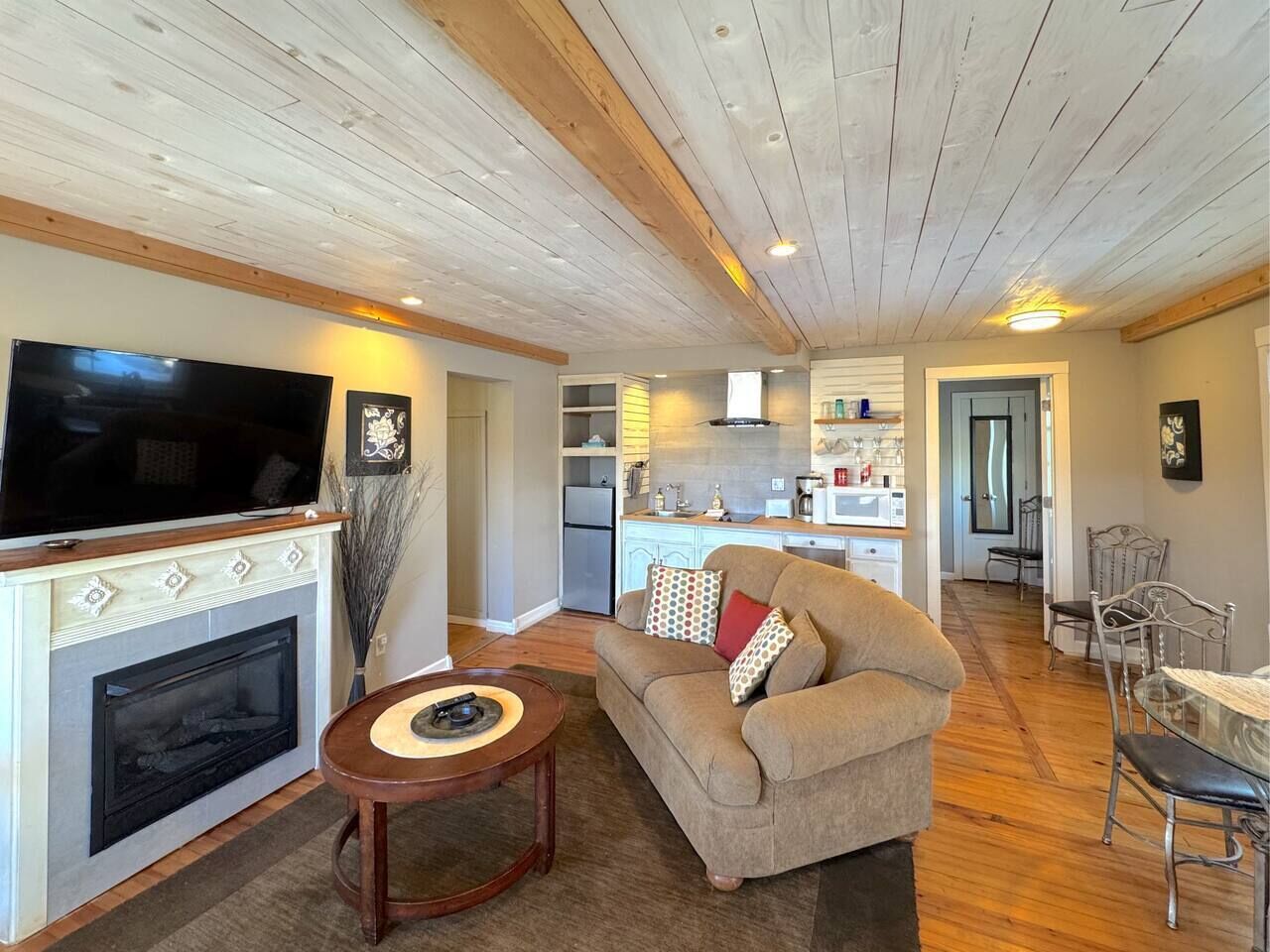 Télévision, cheminée, livres