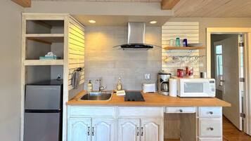 Réfrigérateur, micro-ondes, plaque de cuisson, cafetière/bouilloire