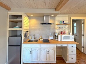 Frigorífico, microondas, placa de cocina y cafetera o tetera