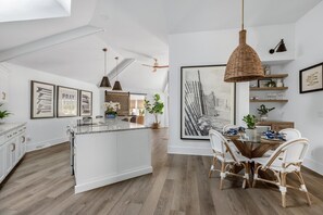 Fridge, microwave, oven, stovetop - Wrightsville Haven—modern comfort just minutes from Wrightsville Beach. (Wilmington)