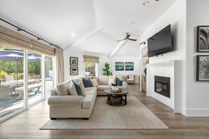 Smart TV, fireplace, ping pong, books - Wrightsville Haven—modern comfort just minutes from Wrightsville Beach. (Wilmington)