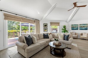 Älytelevisio, takka, pöytätennispöytä, kirjoja