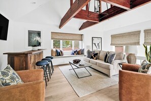 Smart TV, fireplace, ping pong, books - Wrightsville Haven—modern comfort just minutes from Wrightsville Beach. (Wilmington)