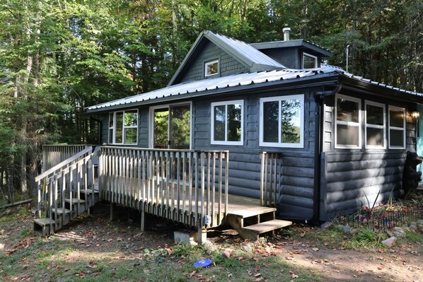 Exterior - The Rustic Log - 2-bedroom cabin on Mercer lake (Mercer)