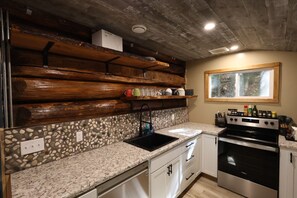 Fridge, microwave, oven, stovetop - The Rustic Log - 2-bedroom cabin on Mercer lake (Mercer)