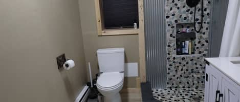 Dusche, Haartrockner, Bidet, Handtücher