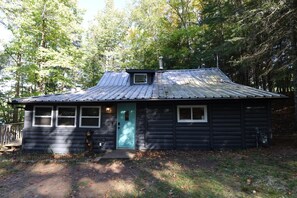 Exterior - The Rustic Log - 2-bedroom cabin on Mercer lake (Mercer)