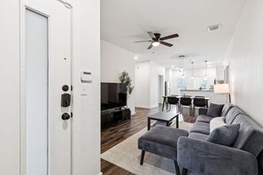 TV - Cozy Dallas Basecamp (Dallas)