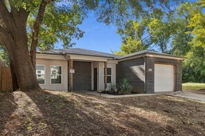 Exterior - Cozy Dallas Basecamp (Dallas)