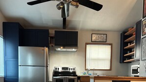 Eine moderne Küche mit Kühlschrank, Backofen, Herd und Geschirrspüler.