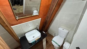 Douche, serviettes fournies, savon, papier toilette