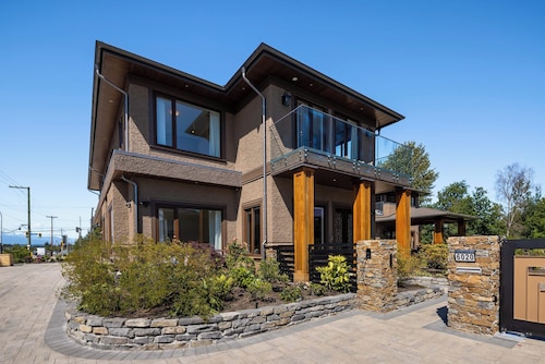 Vanvoucer Stay -- Brand New Stylish Home Next To YVR Vancouver AirPort