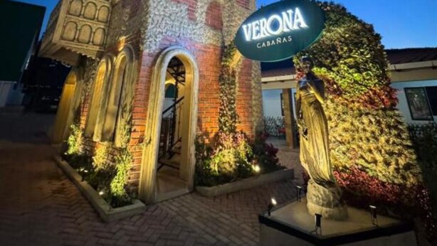 Un edificio histórico con un letrero que dice "VERONA CABARAS".