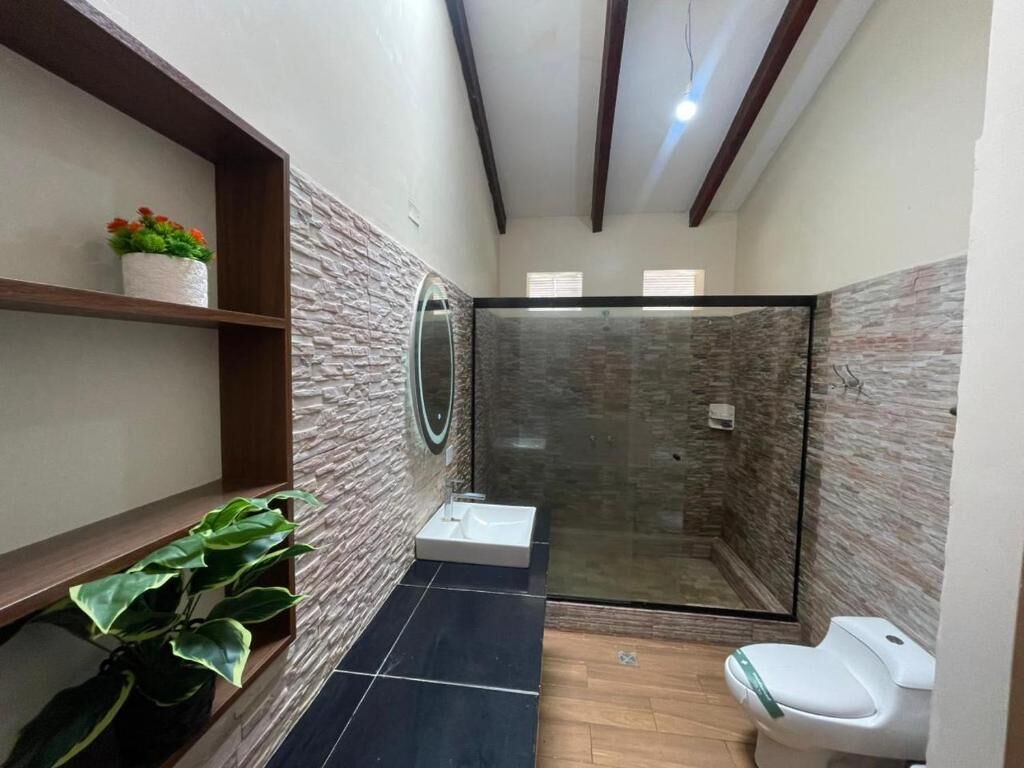 Douche, serviettes fournies, savon, papier toilette