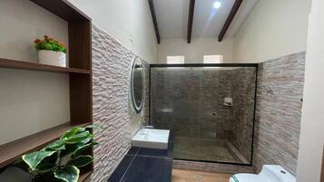 Douche, serviettes fournies, savon, papier toilette