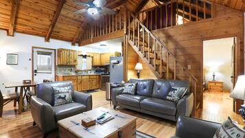 Een smart-tv, een open haard en videogames