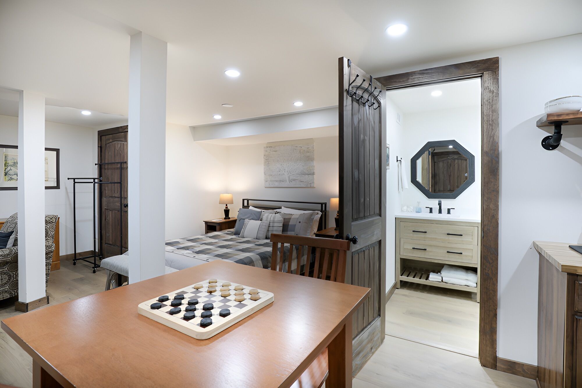 Iron/ironing board, free WiFi, bed sheets