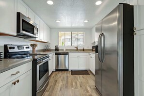Fridge, microwave, oven, stovetop - CDPS514 - The Mesquite Haven (Palm Springs)