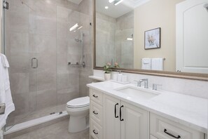 Douche, sèche-cheveux, serviettes fournies, savon