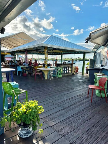 One Bedroom apartment in the heart of Marathon.