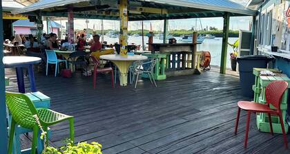 One Bedroom apartment in the heart of Marathon.