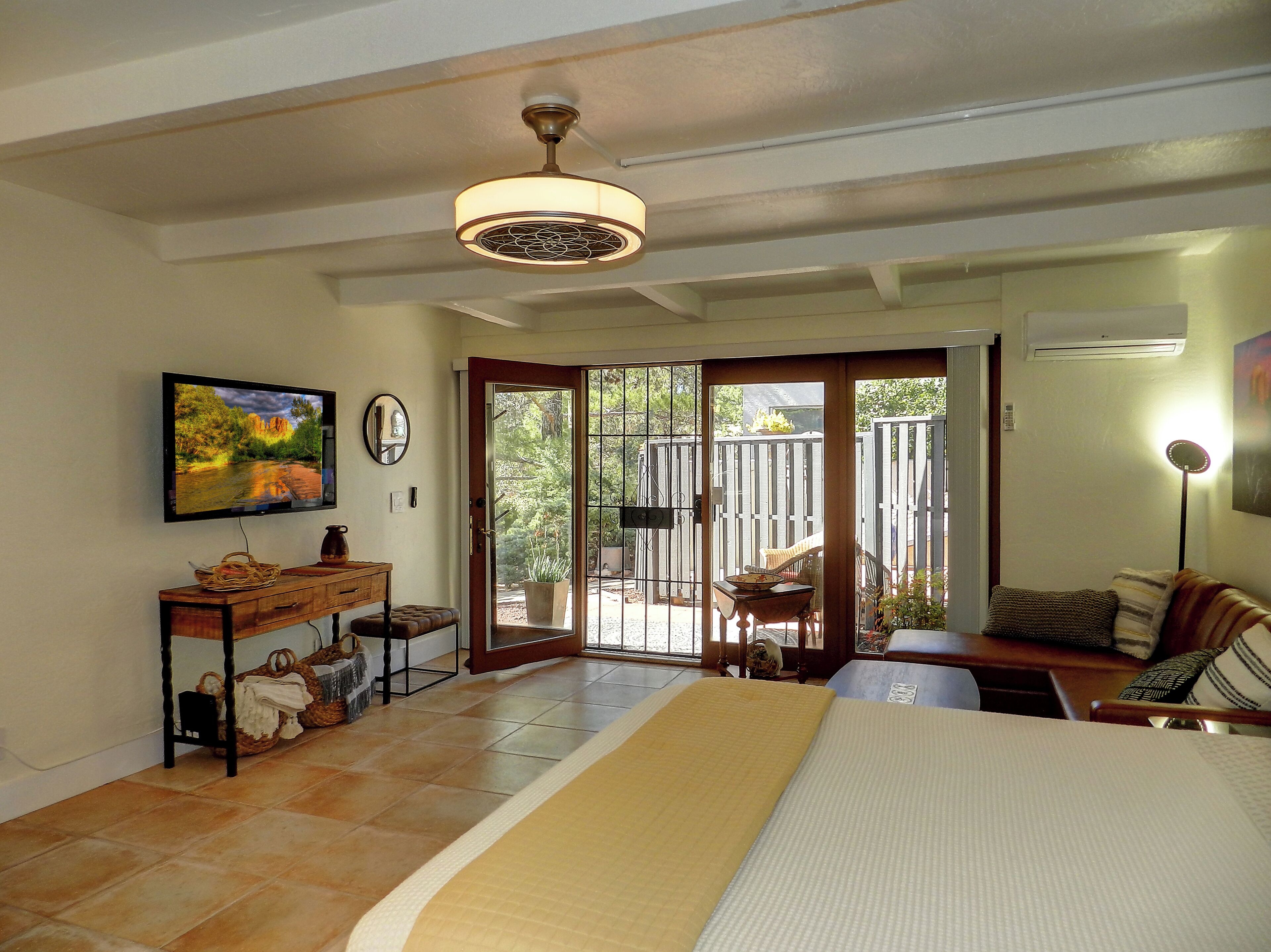 Silitysrauta/-lauta, Wi-Fi, vuodevaatteet