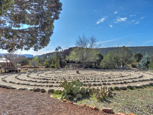 The ZEN DEN-Quiet-Clean-Close to trails & restaurants.