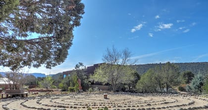 The ZEN DEN-Quiet-Clean-Close to trails & restaurants.