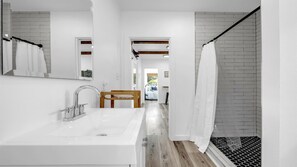 Shower, hair dryer, towels - The Boasis: Tiny Haus on Inks Lake (Burnet)