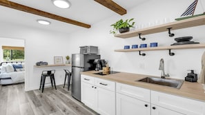 Een koelkast, een microgolfoven, een koffiezetapparaat/waterkoker