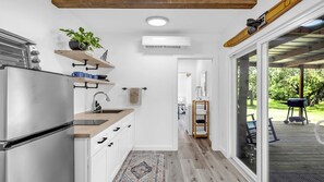 Een koelkast, een microgolfoven, een koffiezetapparaat/waterkoker