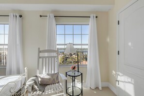 Ferros/tábuas de passar roupa, acesso à internet, roupa de cama