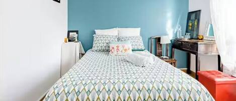 Iron/ironing board, WiFi, bed sheets