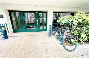 Exterior detail - Mobility lease -Apartment 70m2 for 4 in quiet area, parking, metro Belleville. (Paris)