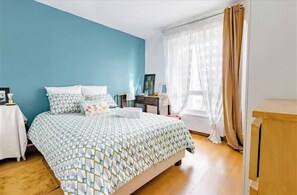 Iron/ironing board, WiFi, bed sheets - Mobility lease -Apartment 70m2 for 4 in quiet area, parking, metro Belleville. (Paris)