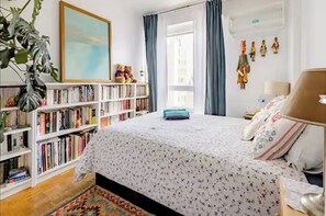 Iron/ironing board, WiFi, bed sheets - Mobility lease -Apartment 70m2 for 4 in quiet area, parking, metro Belleville. (Paris)
