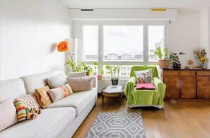 Living area - Mobility lease -Apartment 70m2 for 4 in quiet area, parking, metro Belleville. (Paris)