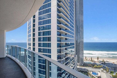 High-Floor Hilton 2BR w/ Ocean Views & Pool