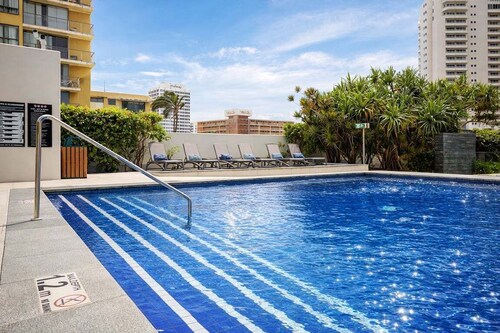 High-Floor Hilton 2BR w/ Ocean Views & Pool