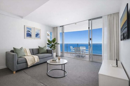 High-Floor Hilton 2BR w/ Ocean Views & Pool