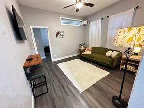 Smart TV - Historic Modern 1-bedroom apartment in vibrant Tampa (Tampa)