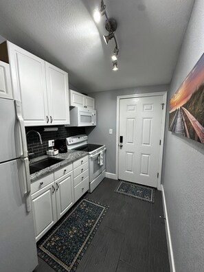 Microwave, oven, stovetop - Historic Modern 1-bedroom apartment in vibrant Tampa (Tampa)