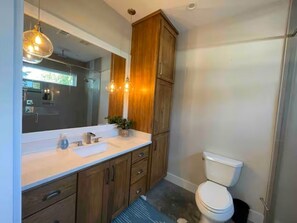 Een douche, een haardroger, handdoeken, toiletpapier