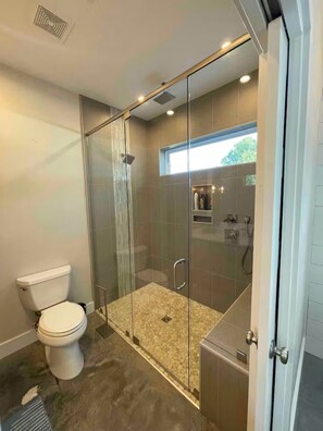 Een douche, een haardroger, handdoeken, toiletpapier